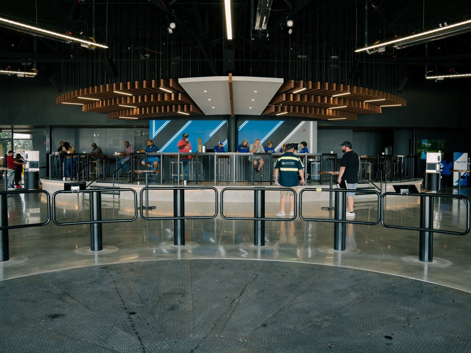 UAX Memphis auction floor — buyers at the turntable rail.